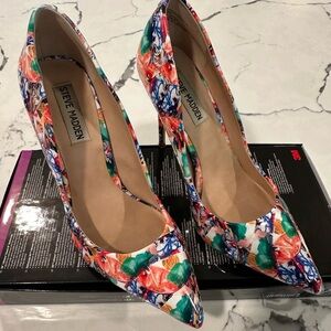 Steve Madden gorgeous vibrant print pumps.
